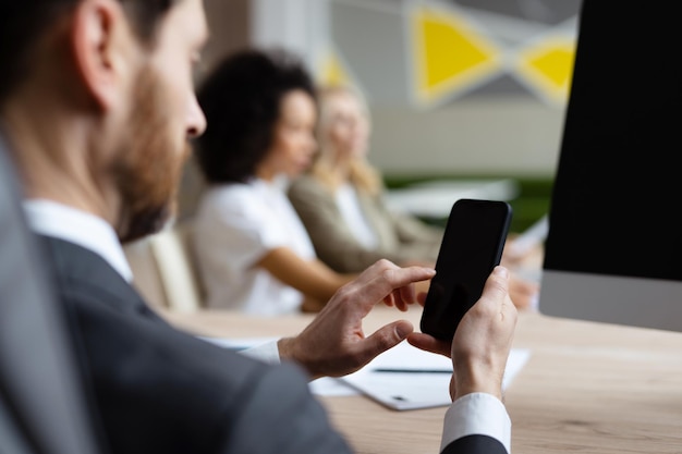 Groupe multiracial d'hommes d'affaires avec une robe élégante assis au bureau de l'ordinateur au bureau