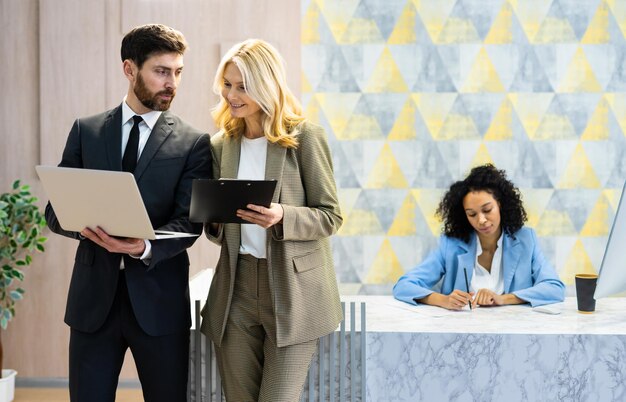 Groupe multiracial d'hommes d'affaires avec une robe élégante se réunissant au bureau