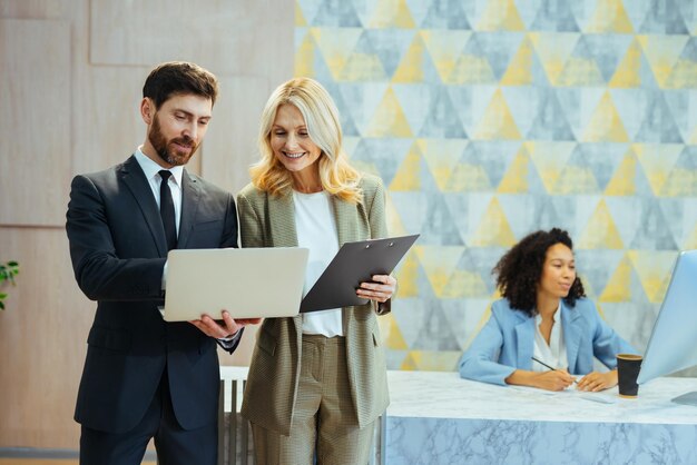 Groupe multiracial d'hommes d'affaires avec une robe élégante se réunissant au bureau