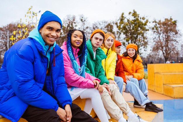 Groupe multiracial de jeunes amis se réunissant à l'extérieur en hiver