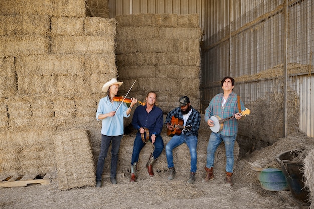 Photo groupe de musique country chantant à l'extérieur
