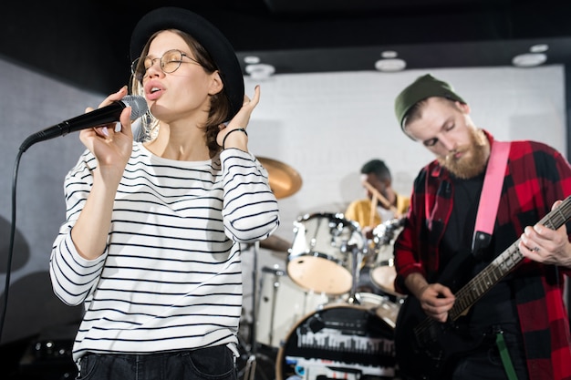 Groupe de musique jouant dans le club