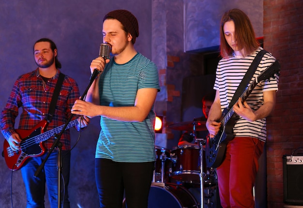 Groupe de musique sur scène