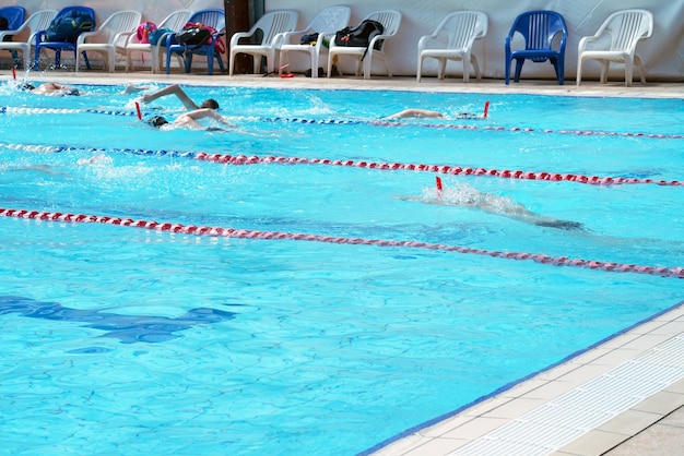 Groupe de nageurs dans la piscine