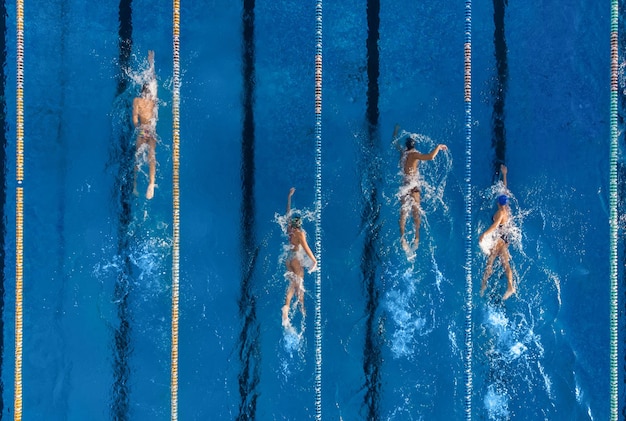 Groupe de nageurs s'entraînant dans une vue de dessus de piscine extérieure