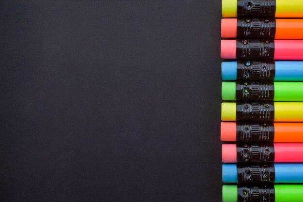 Photo groupe de nouveaux crayons flous avec gomme en caoutchouc vue isolée de crayons colorés avec gomme en caoutchouc sur fond noir concept de retour à l'école