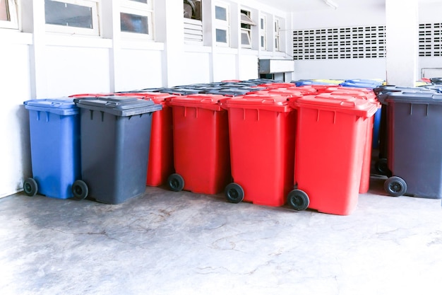 Groupe de nouvelles grandes poubelles à roulettes colorées pour les ordures, recyclage des déchets, grandes poubelles (poubelles)