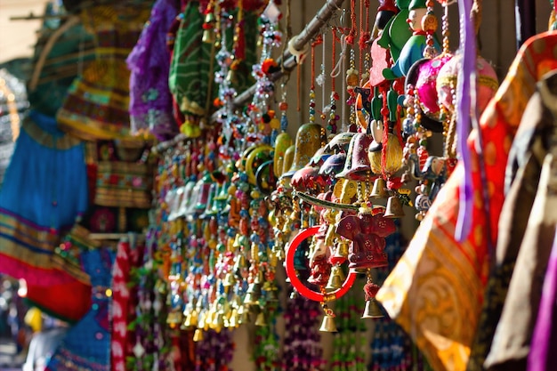 Photo un groupe d'objets décoratifs colorés en souvenir pendus en vente dans une rue commerciale