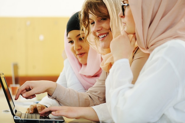 Groupe occasionnel d&#39;étudiants regardant heureux et souriant