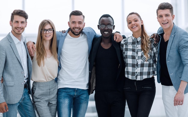 Groupe occasionnel de personnes debout isolé sur fond blanc