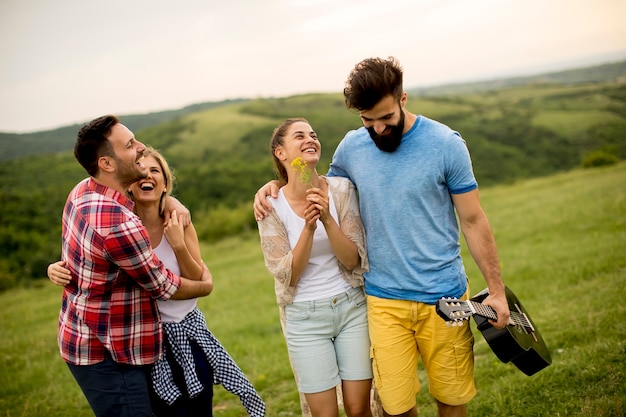 Photo groupe od jeunes gens s'amuser lors d'un voyage dans la nature sur la montagne