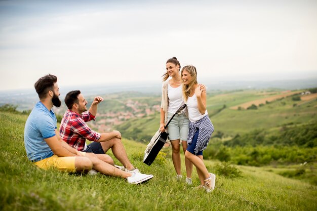 Groupe od jeunes gens s&#39;amuser lors d&#39;un voyage dans la nature sur la montagne