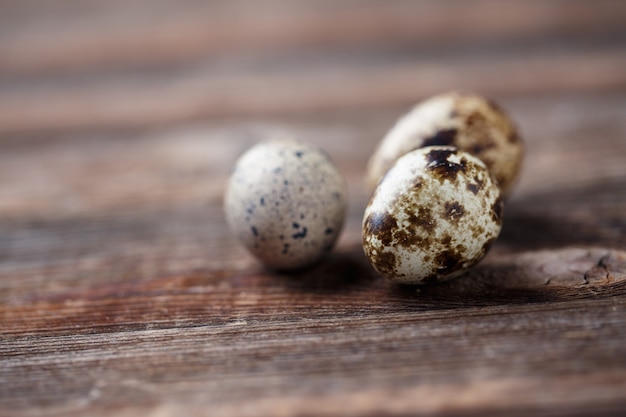 Groupe d'oeufs de caille sur fond de bois