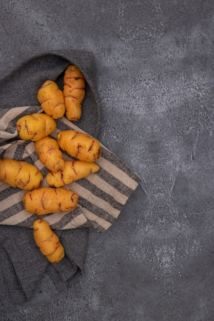 Groupe d'ollucos, tubercule utilisé dans la cuisine péruvienne et dans les Andes américaines.