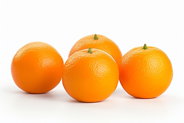 un groupe d'oranges assis sur une surface blanche