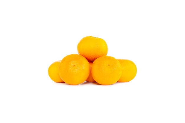 Groupe d'oranges ou de mandarine d'isolement
