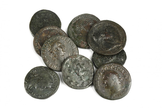Photo groupe original de monnaies romaines antiques