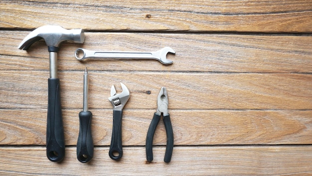 Groupe d'outils sur fond de bois