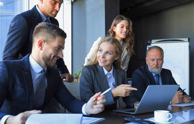 Groupe de partenaires commerciaux discutant d'idées et planifiant le travail au bureau