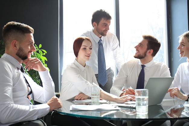 Groupe de partenaires commerciaux discutant des idées et planifiant le travail au bureau.