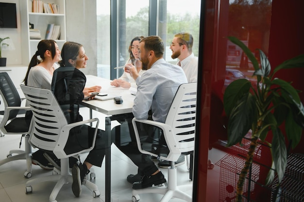 Un groupe de partenaires de gens d'affaires lors d'une réunion d'équipe dans le bureau moderne Concept de travail d'équipe