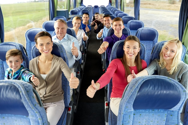 un groupe de passagers heureux voyageant en bus