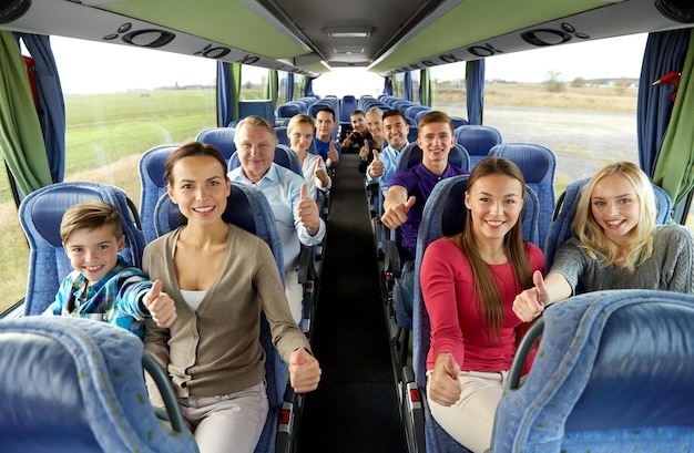 un groupe de passagers heureux voyageant en bus