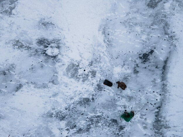 Un groupe de pêcheurs pêche du poisson en hiver