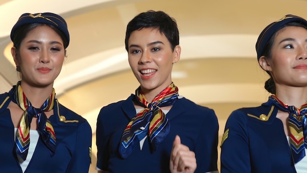 Groupe de personnel de cabine dans un avion