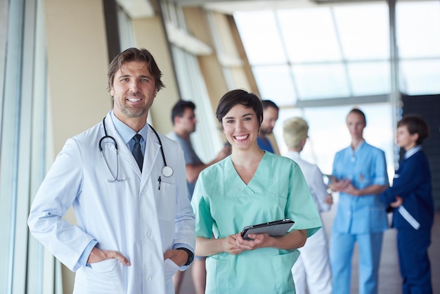 groupe de personnel médical à l'hôpital, équipe de médecins debout ensemble