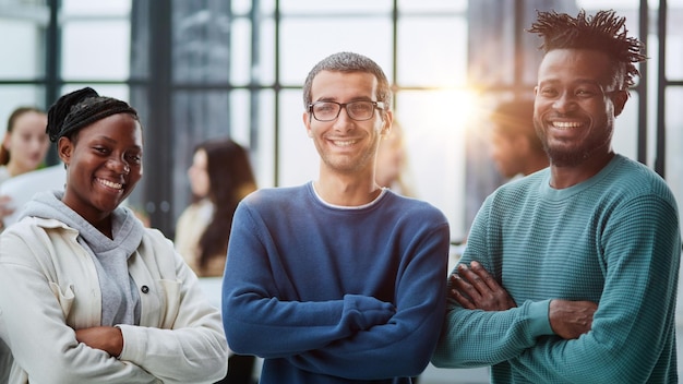 Groupe de personnel de travailleurs multiraciaux se présentant ensemble comme portrait de concept d'égalité d'entreprise des ressources humaines