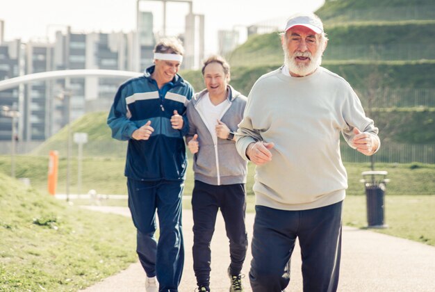 Groupe de personnes âgées faisant du jogging dans le parc