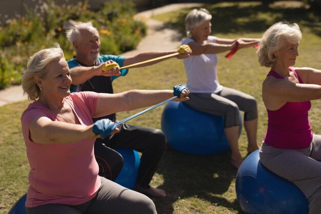 Photo un groupe de personnes âgées faisant de l'exercice dans le parc