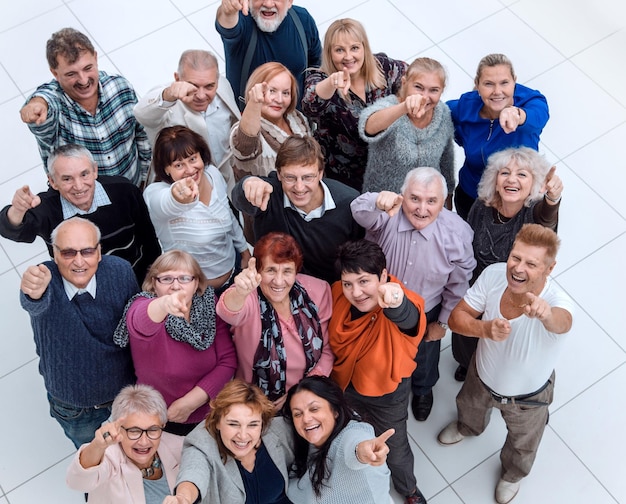 Groupe de personnes âgées heureuses pointant vers vous