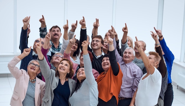 Un groupe de personnes âgées a levé la main en essayant d'atteindre