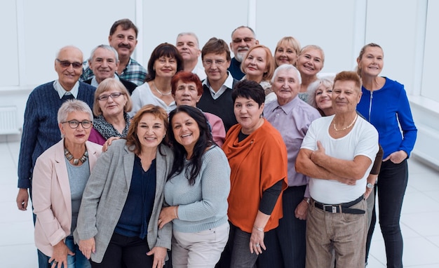 groupe de personnes âgées de pleine taille à l'intérieur