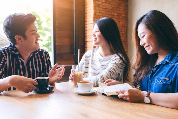 Un groupe de personnes a aimé parler, lire et boire du café ensemble au café