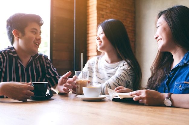 Un groupe de personnes a aimé parler, lire et boire du café ensemble au café