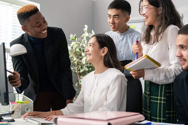 Un groupe de personnes ambitieuses créatives et utiles organisées passe du temps en entreprise sur un projet commun