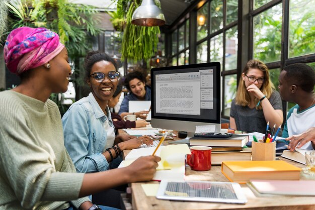 Groupe de personnes amis Travail d&#39;équipe Diversité