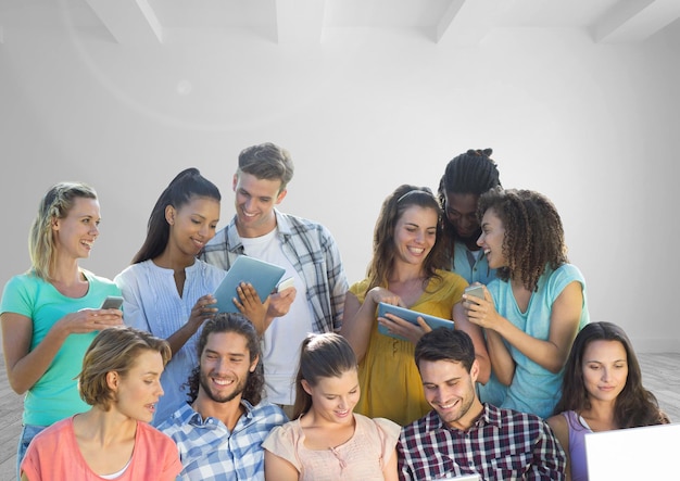 Groupe de personnes sur des appareils devant la salle