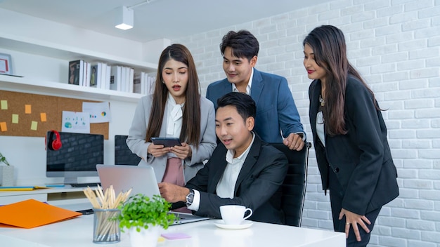 groupe de personnes asiatiques au bureau