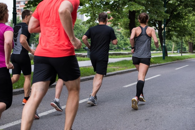 groupe de personnes en bonne santé faisant du jogging dans le parc de la ville