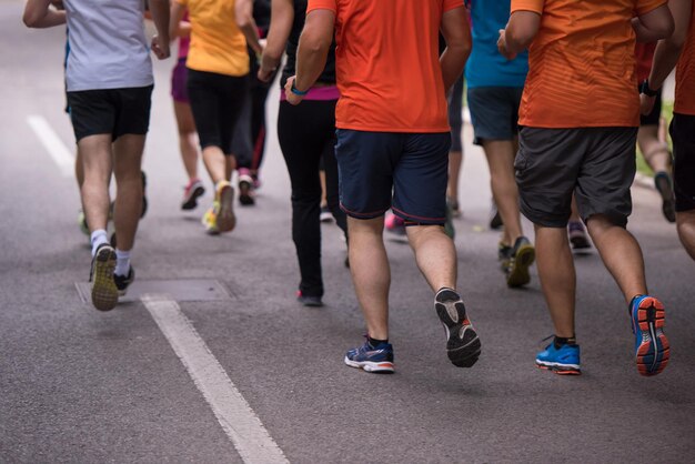 groupe de personnes en bonne santé faisant du jogging dans le parc de la ville