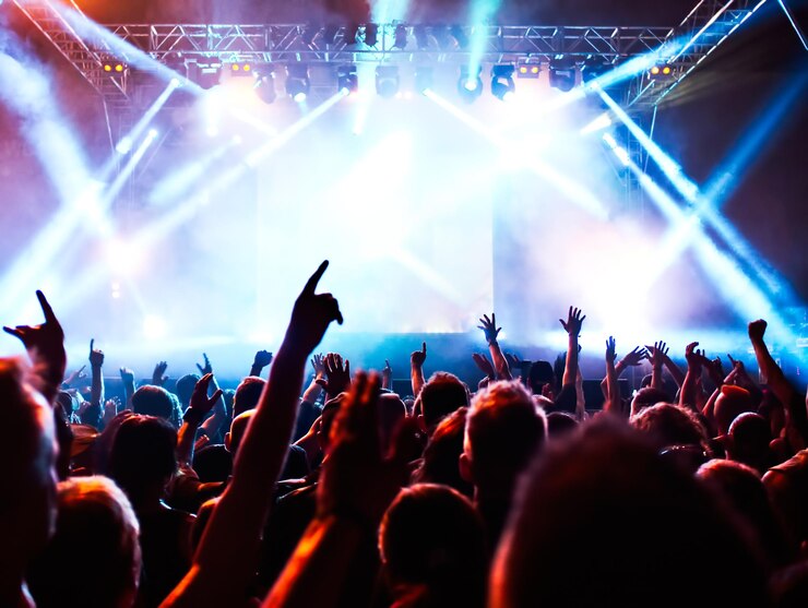 Photo un groupe de personnes avec les bras levés lors d'un concert de musique