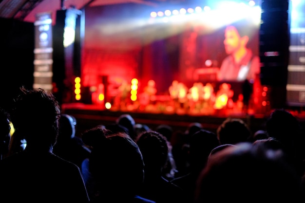 Un groupe de personnes à un concert de musique