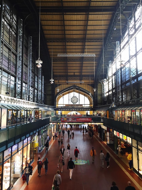 Groupe de personnes dans un centre commercial