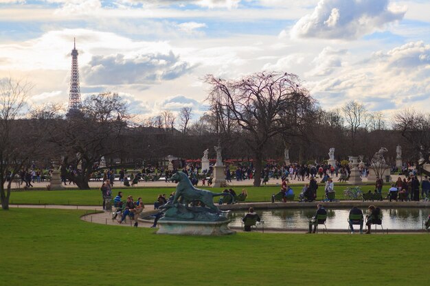 Photo un groupe de personnes dans le parc