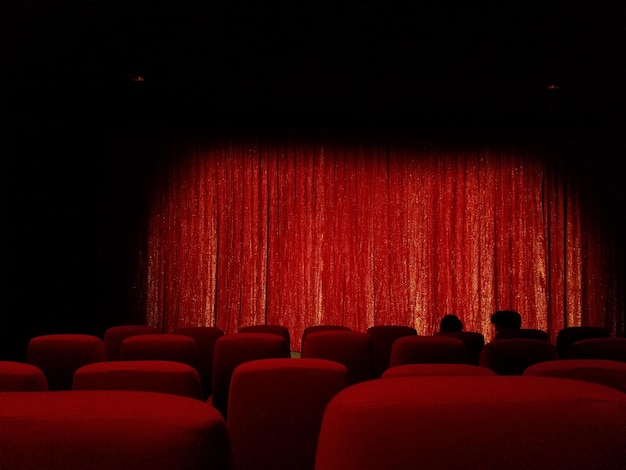 Photo un groupe de personnes dans une pièce vide