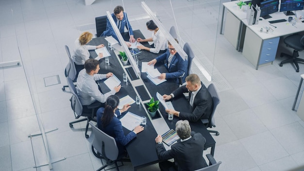 Un groupe de personnes dans une salle de réunion